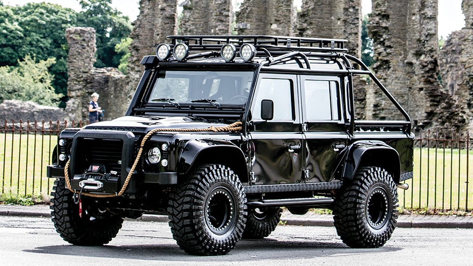 Droogte Mobiliseren Tonen De Land Rover Defender SVX van James Bond staat te koop - NITCH